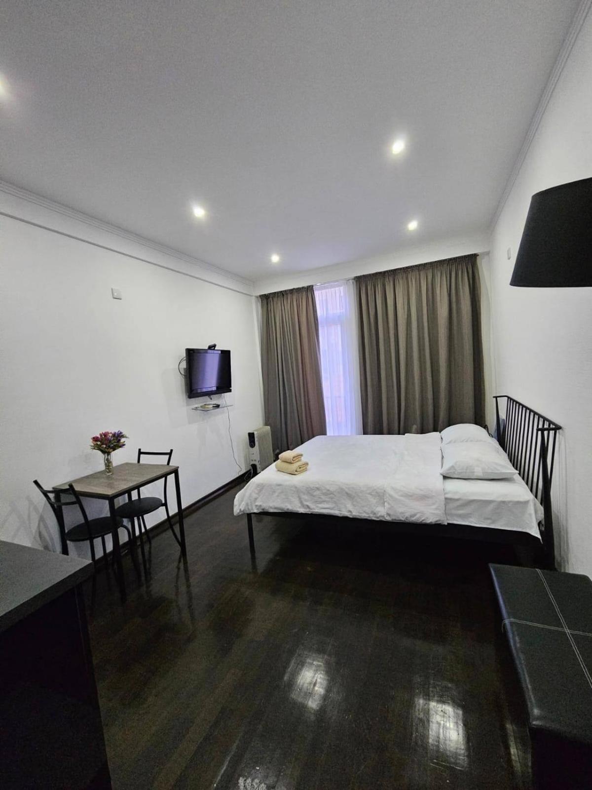 Black-White Rooms บาทูมิ ภายนอก รูปภาพ