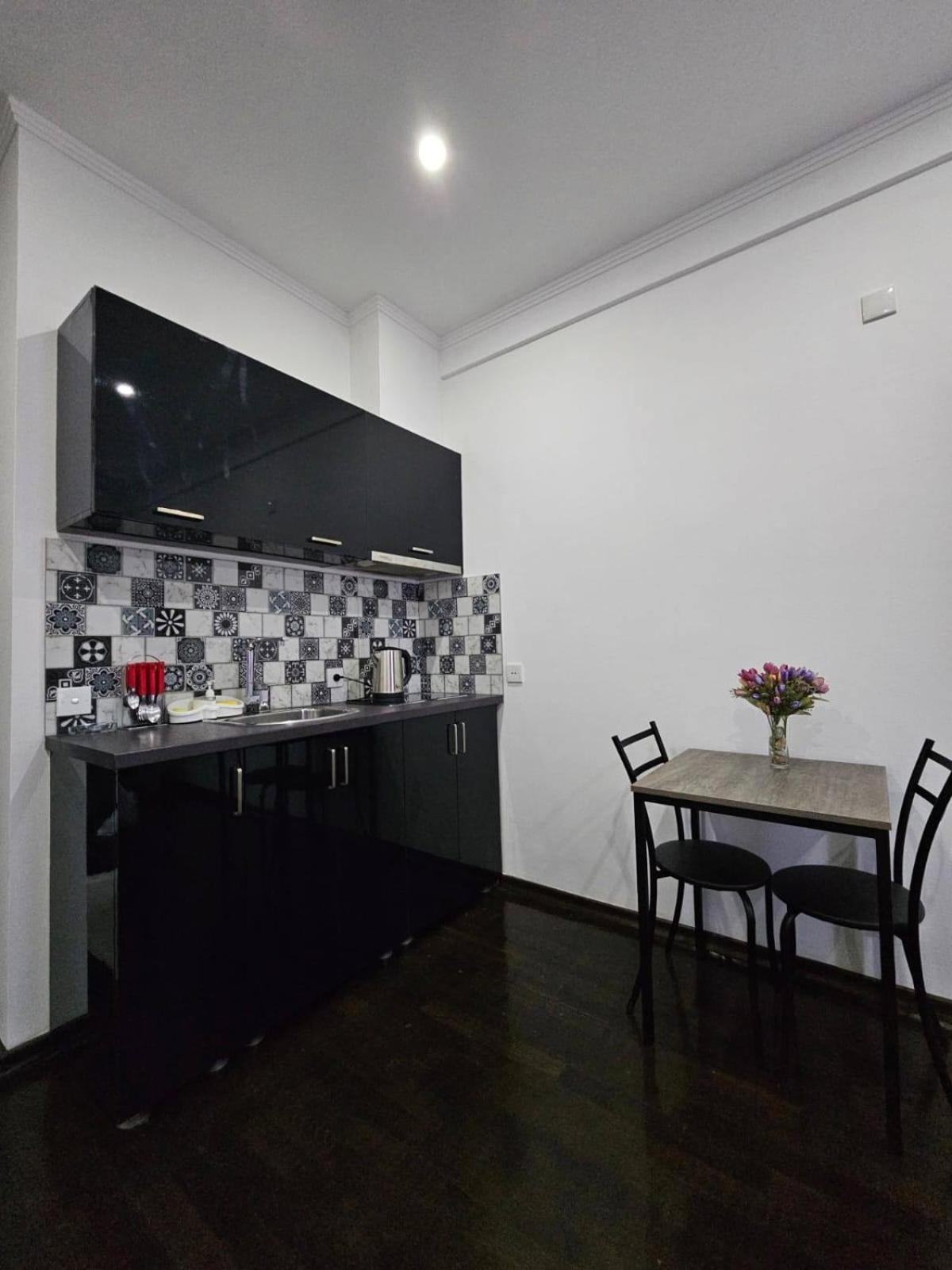 Black-White Rooms บาทูมิ ภายนอก รูปภาพ