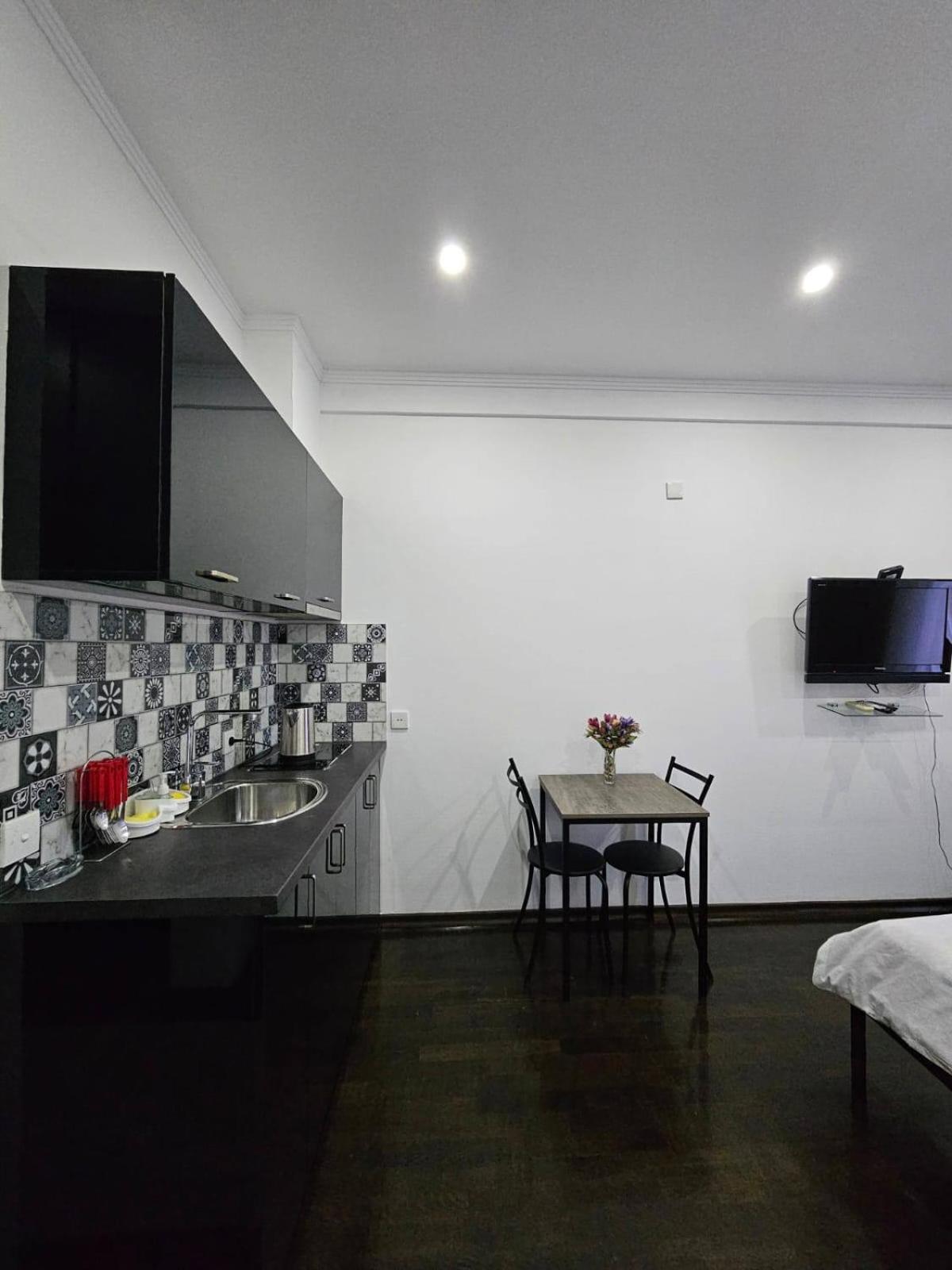 Black-White Rooms บาทูมิ ภายนอก รูปภาพ
