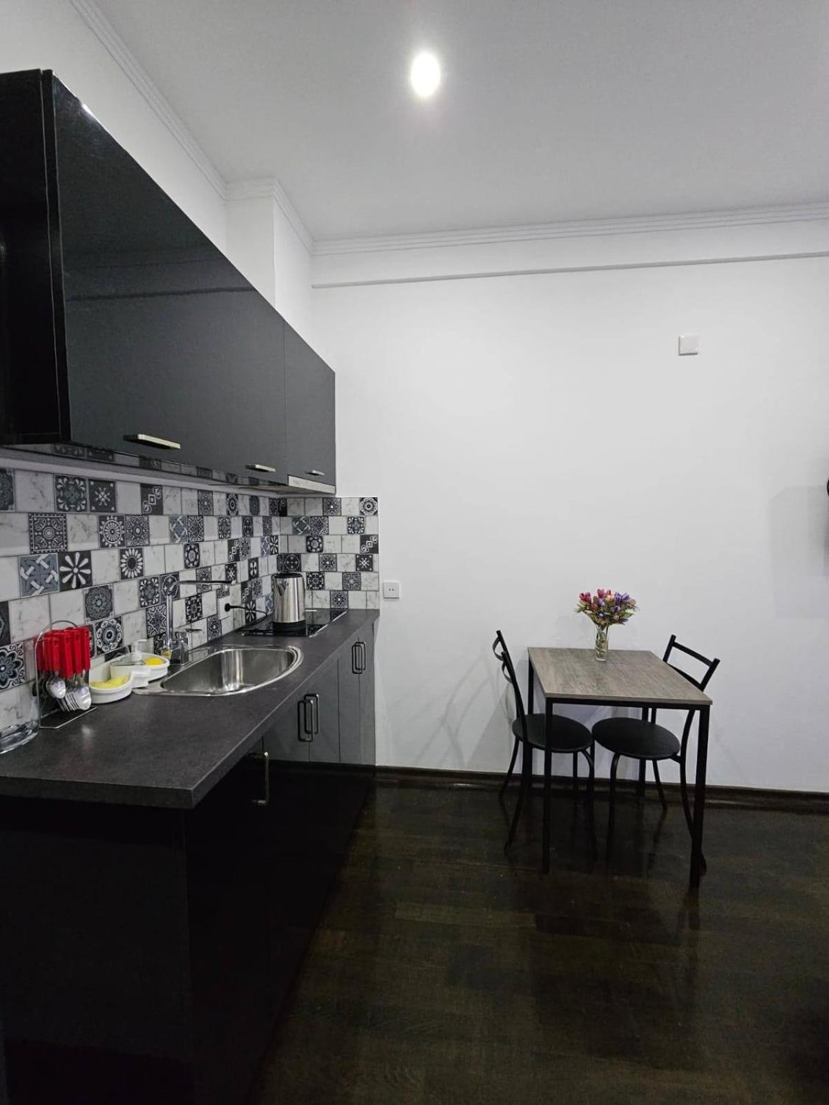 Black-White Rooms บาทูมิ ภายนอก รูปภาพ